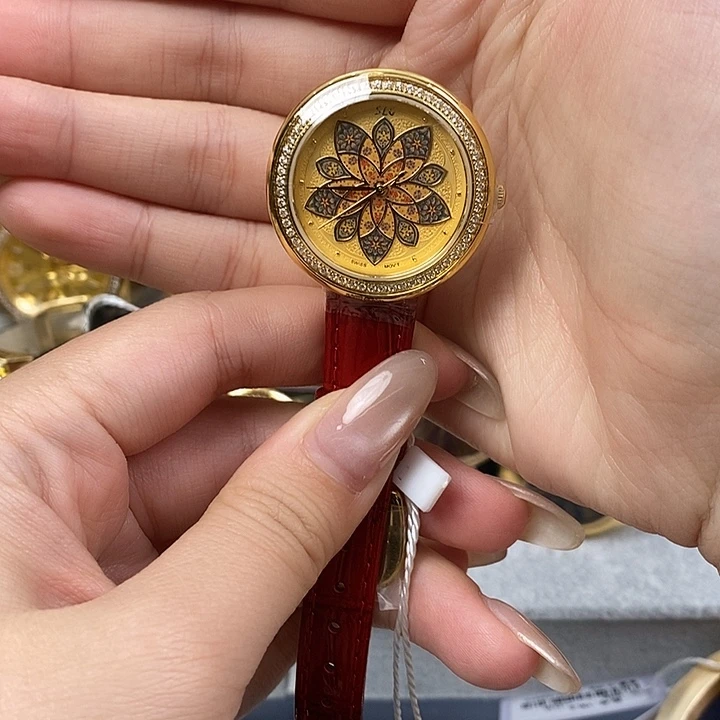 小牛皮锻造碳石英机芯女款黄金腕表32mm