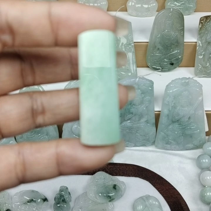 翡翠颈饰未镶嵌天然翡翠或无事牌。