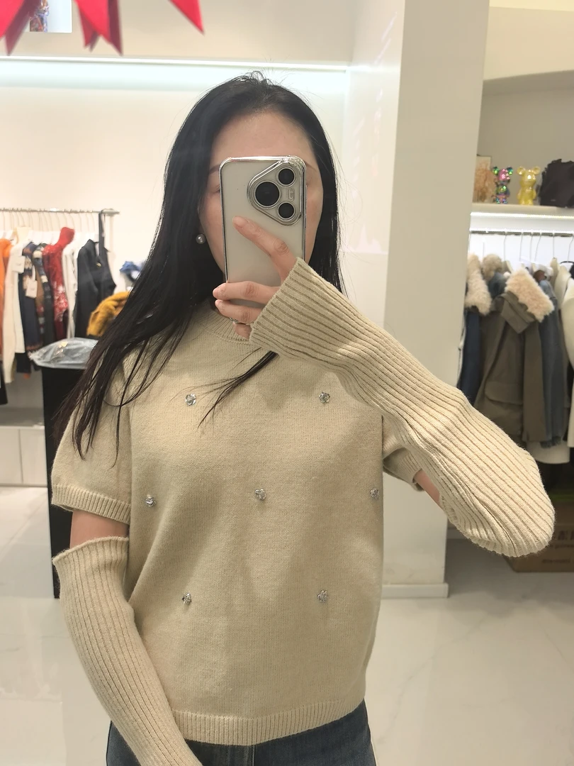 乳白色钉珠带袖套毛衫