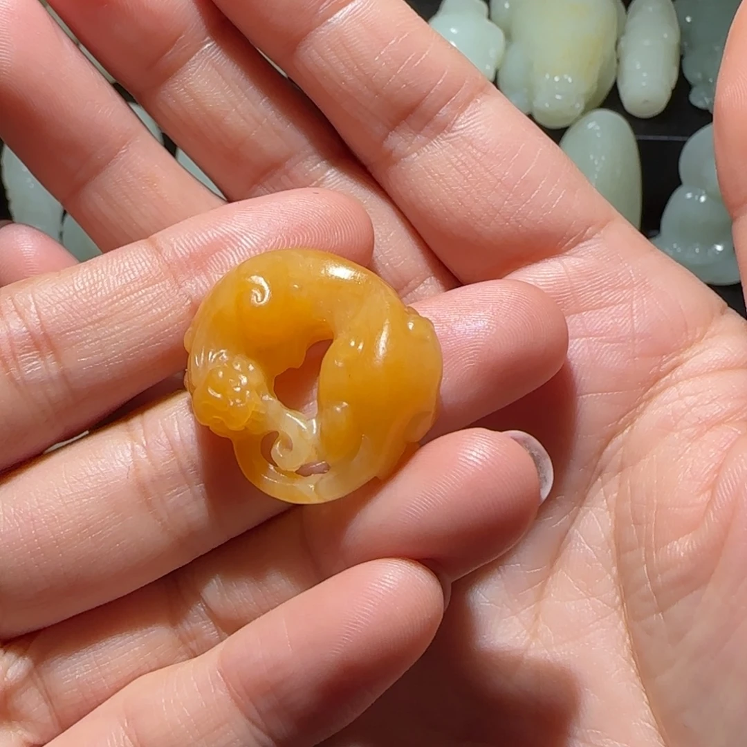 骆***子和田玉未镶嵌颈饰