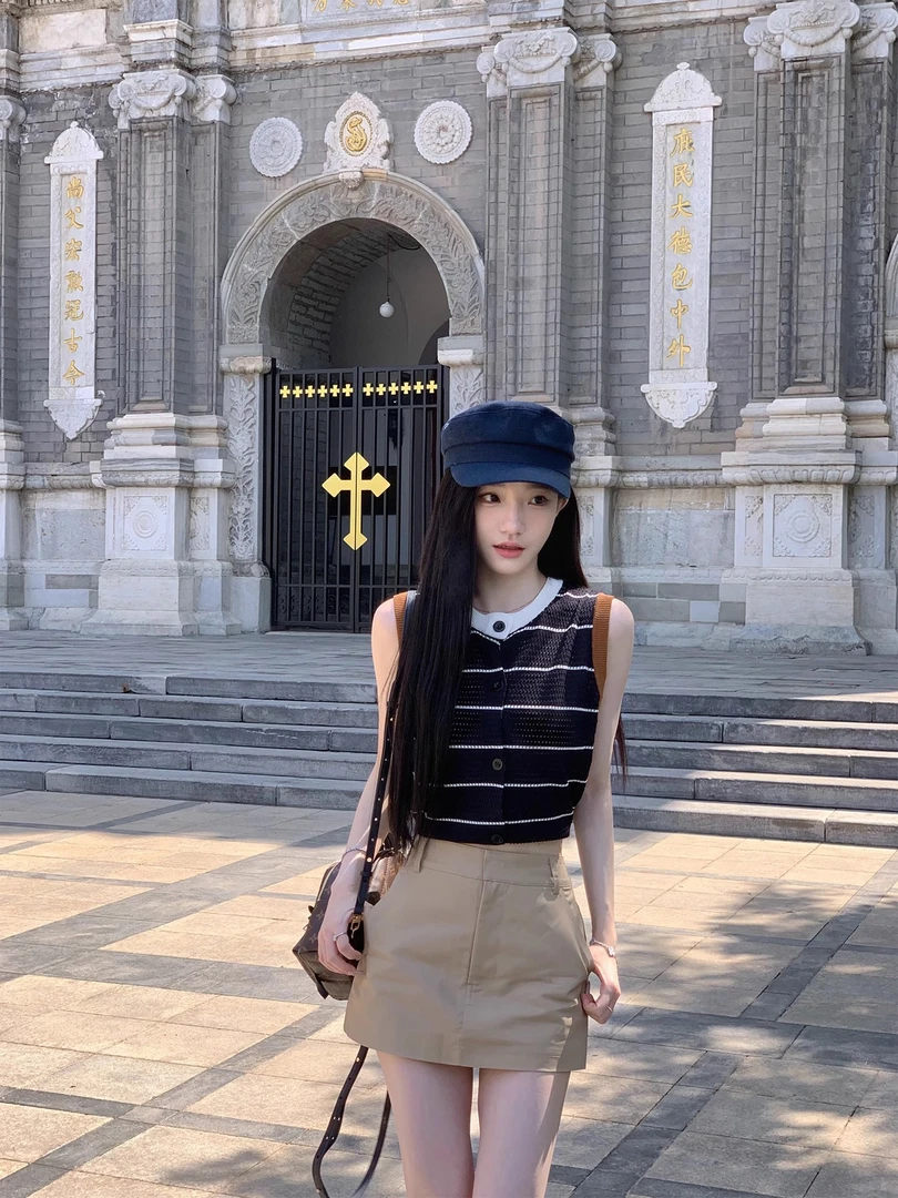 藏青色透感条纹无袖针织衫+卡其色半身裙小个子穿搭两件套