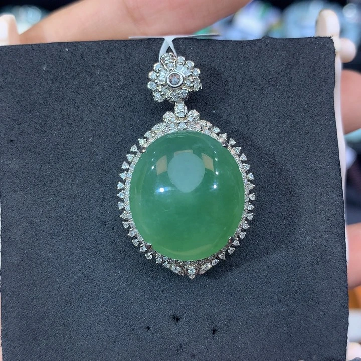 翡翠18K金镶嵌颈饰翡翠