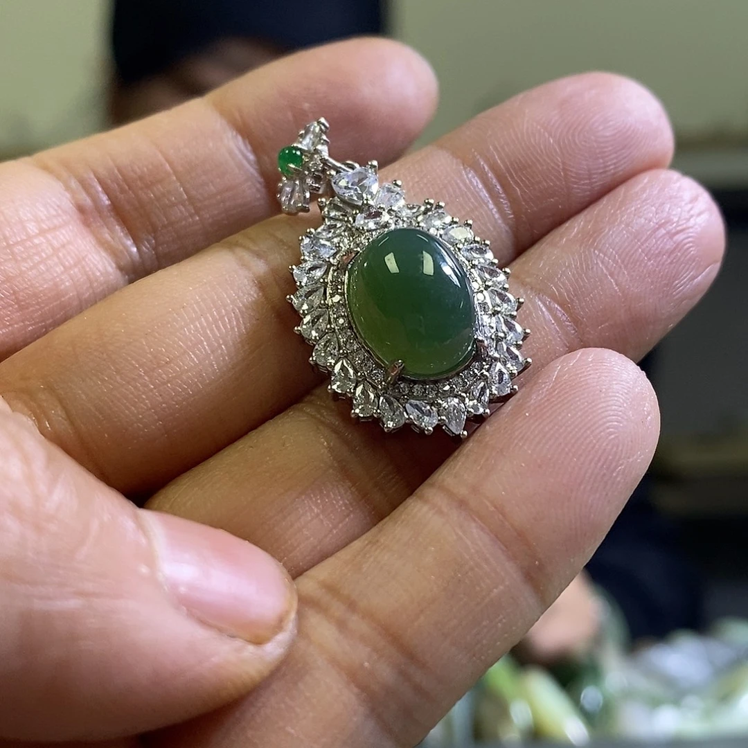 岫玉未镶嵌颈饰一个