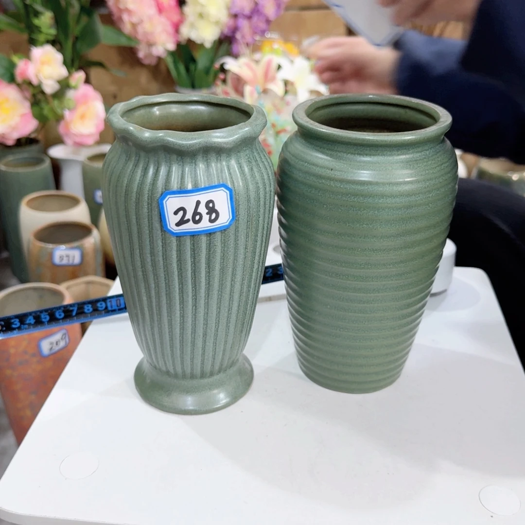 268号一对小花瓶高17厘米微瑕