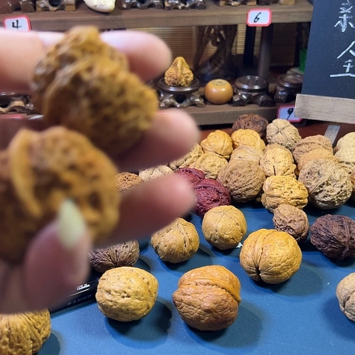 布***达文玩核桃吊坠太湖石