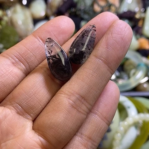 岫玉未镶嵌耳环一对