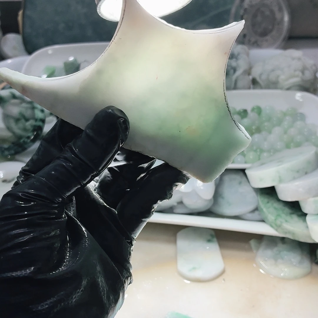 翡翠未镶嵌颈饰边角料