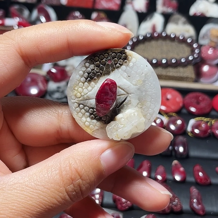 天然辰砂雕刻件水晶貔貅