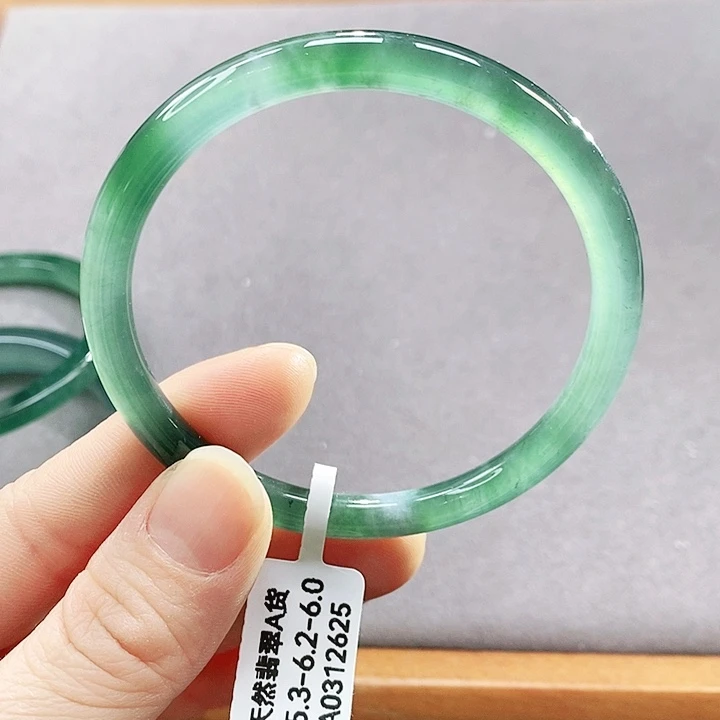翡翠未镶嵌手镯（圆镯）