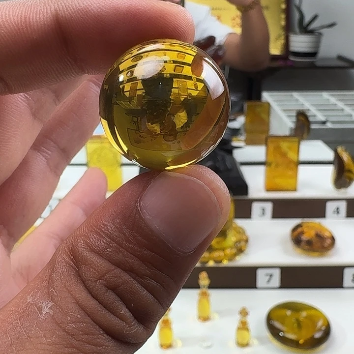 ****鱼琥珀未镶嵌颈饰绿茶圆珠