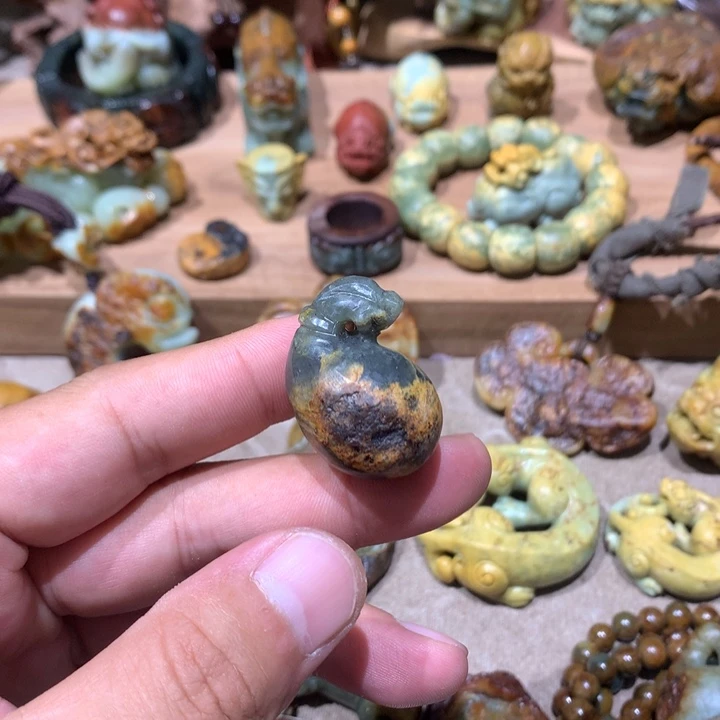 未镶嵌岫岩河磨玉（透闪石质玉）挂件