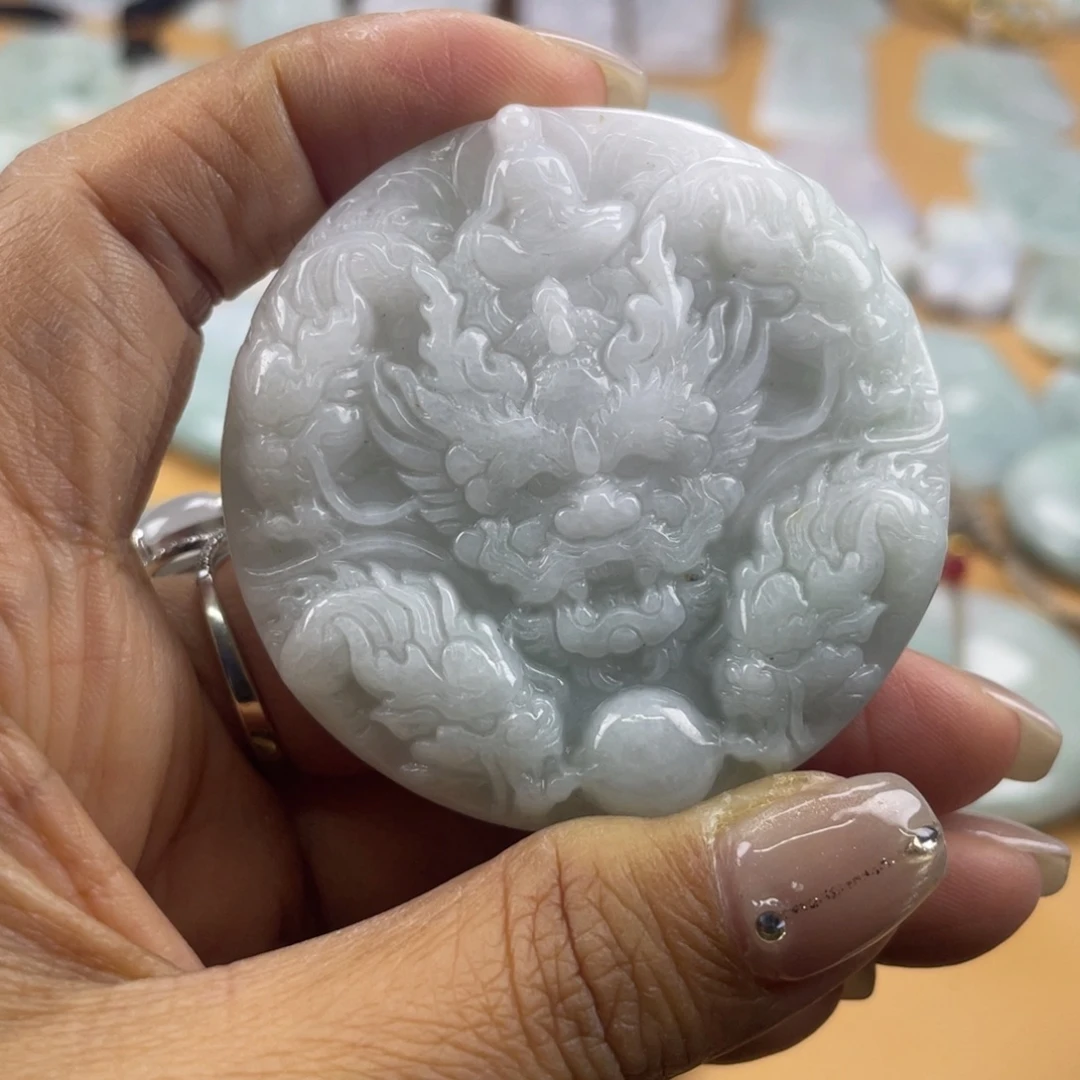 翡翠未镶嵌颈饰九龙