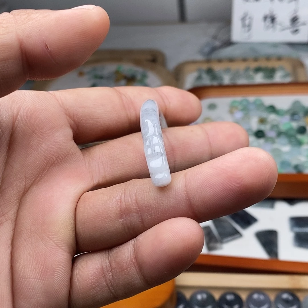 翡翠颈饰未镶嵌半镯