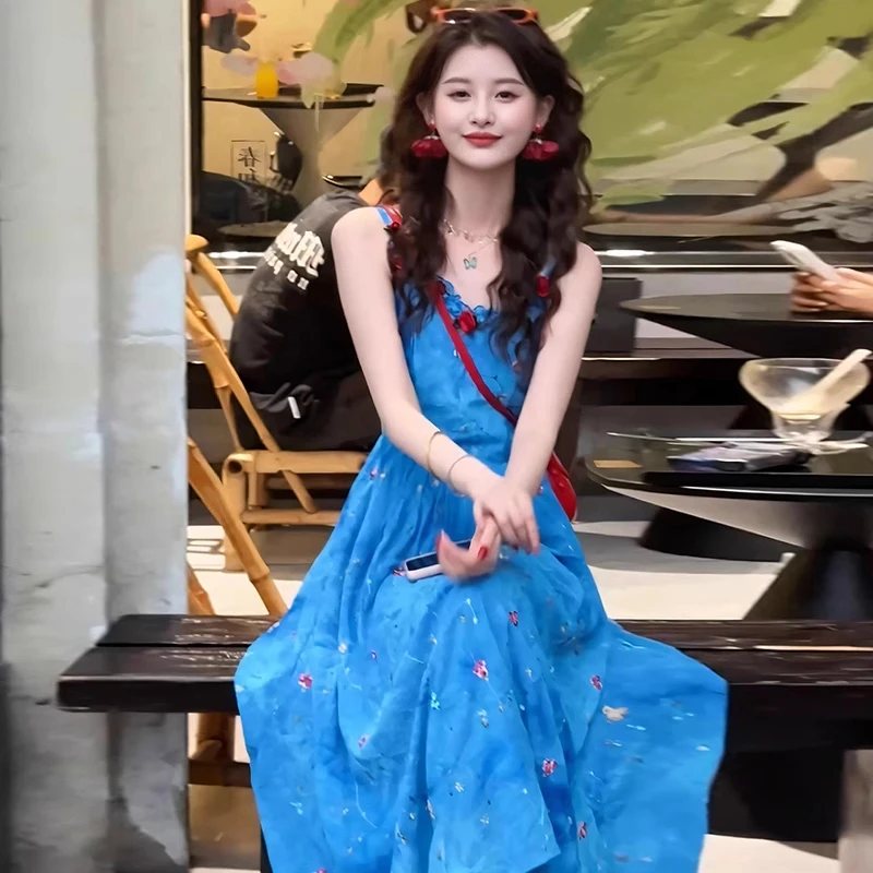 多巴胺蓝色吊带连衣裙女2025夏季新款海边度假独特漂亮碎花长裙子