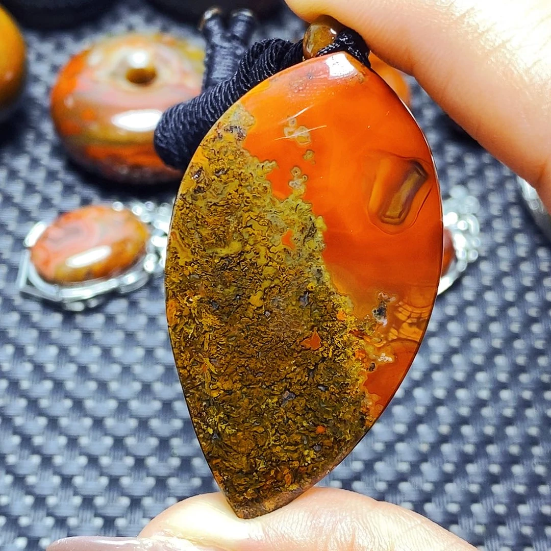 未镶嵌颈饰玛瑙/玉髓龙**，