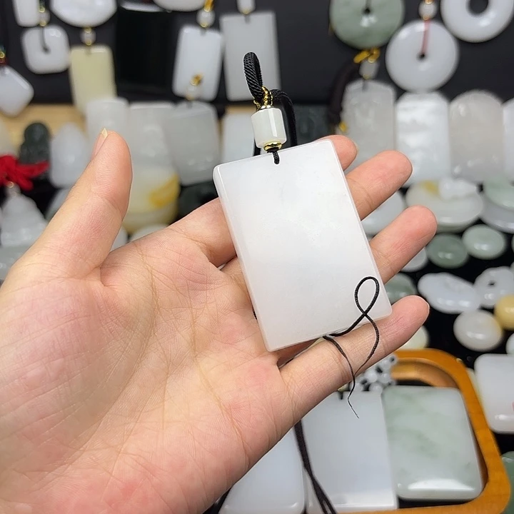 翁***壹石英质玉未镶嵌颈饰