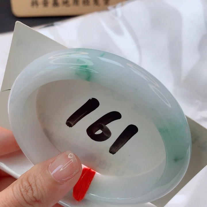 翡翠未镶嵌手镯白底飘绿
