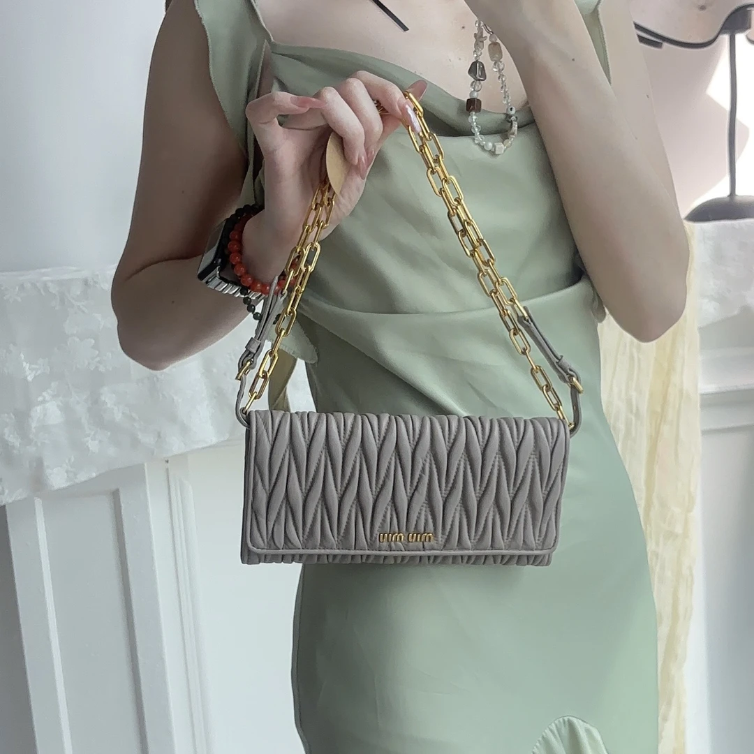 95新 MIU MIU/缪缪 95新灰色褶皱单肩包时尚实用