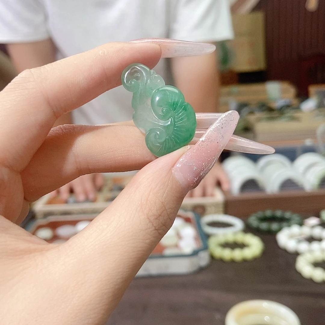 颈饰未镶嵌透闪石质玉