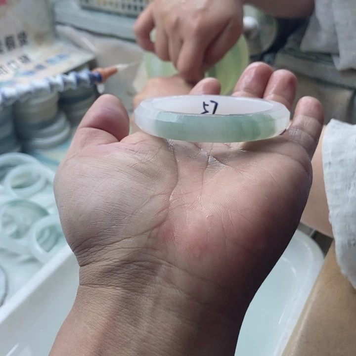 石英质玉手镯未镶嵌小*鱼加工定制