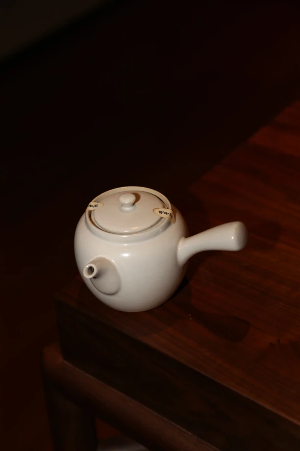 晓芳窑早期仿大屯烧侧把壶