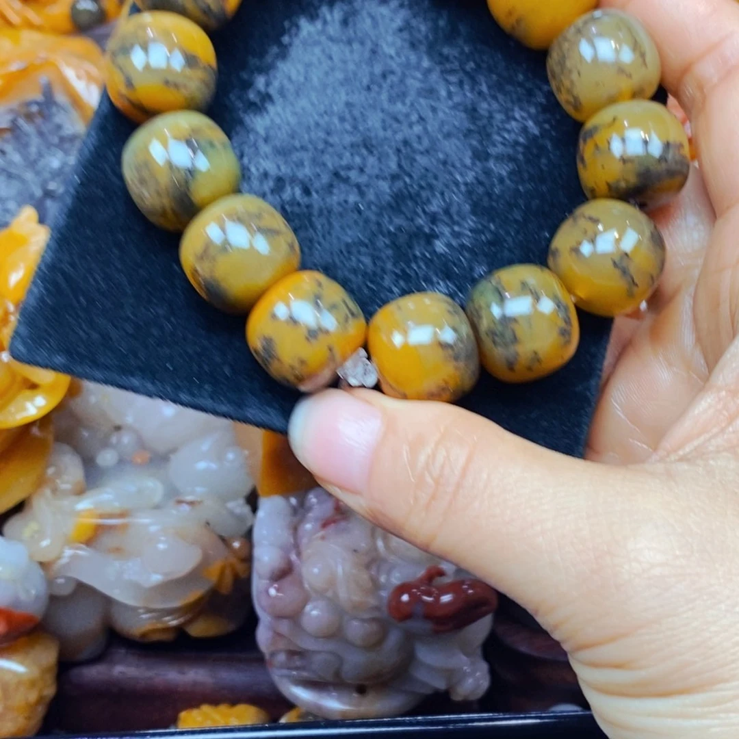 未镶嵌石英质玉（黄龙玉）颈饰