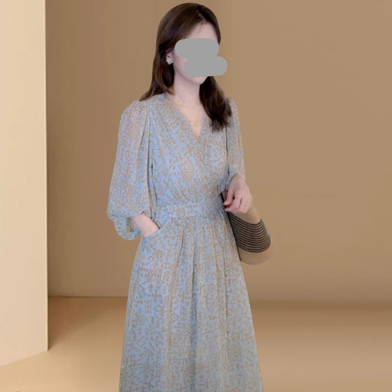 慵懒风海边度假温柔碎花连衣裙女2025夏季新款设计感收腰V领裙子