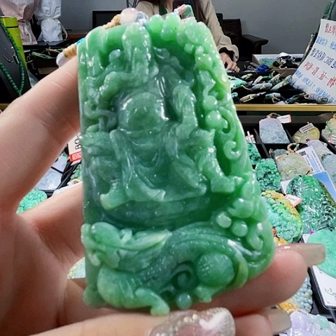 翡翠未镶嵌颈饰一个