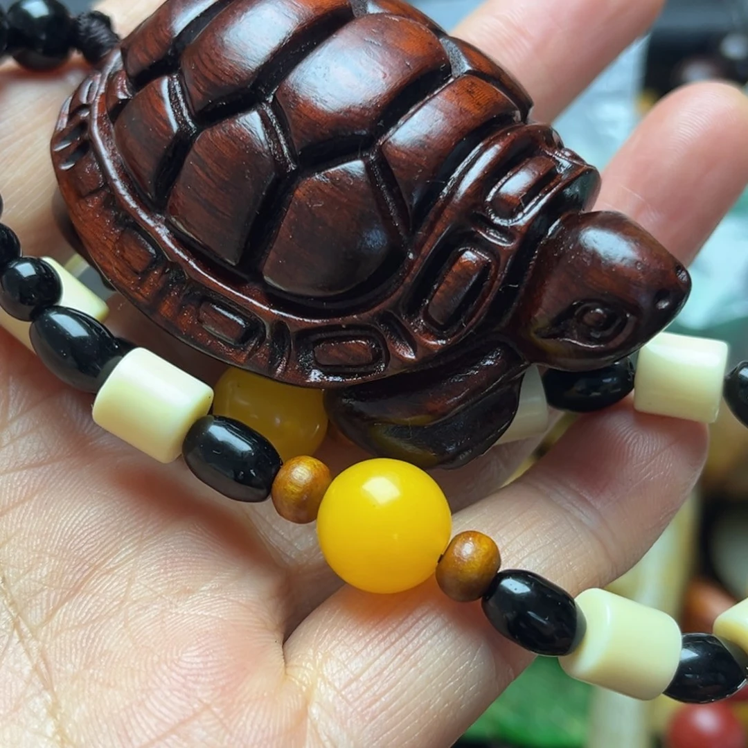 戴***华查罗石合金颈饰挂件一个一拍