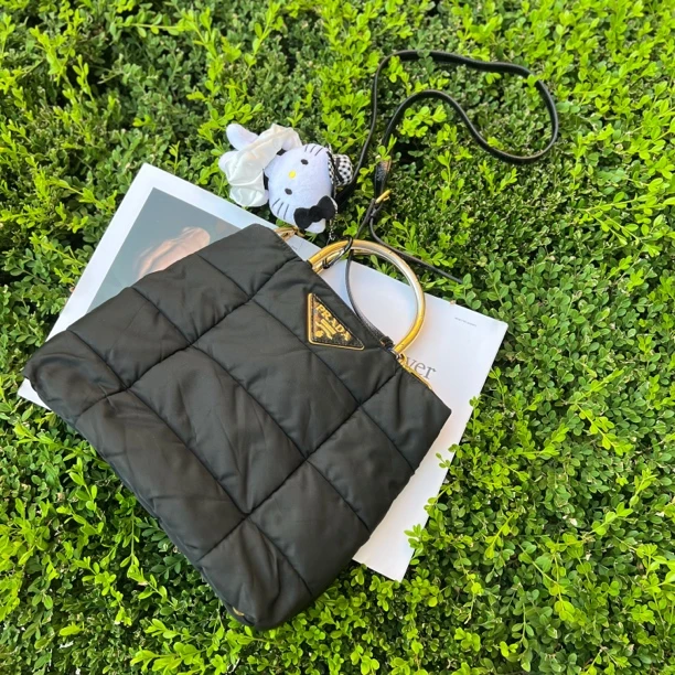 95新 Prada/普拉达 黑色尼龙三角标泡芙羽绒包