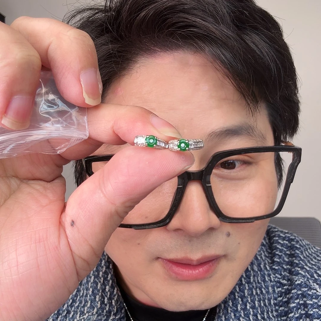 翡翠未镶嵌颈饰一对
