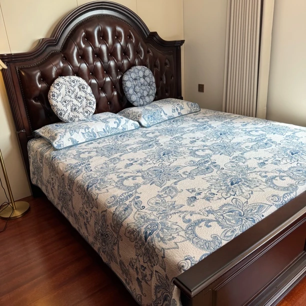 小茹家居   外贸款复古风青花瓷花色双面床盖三件套