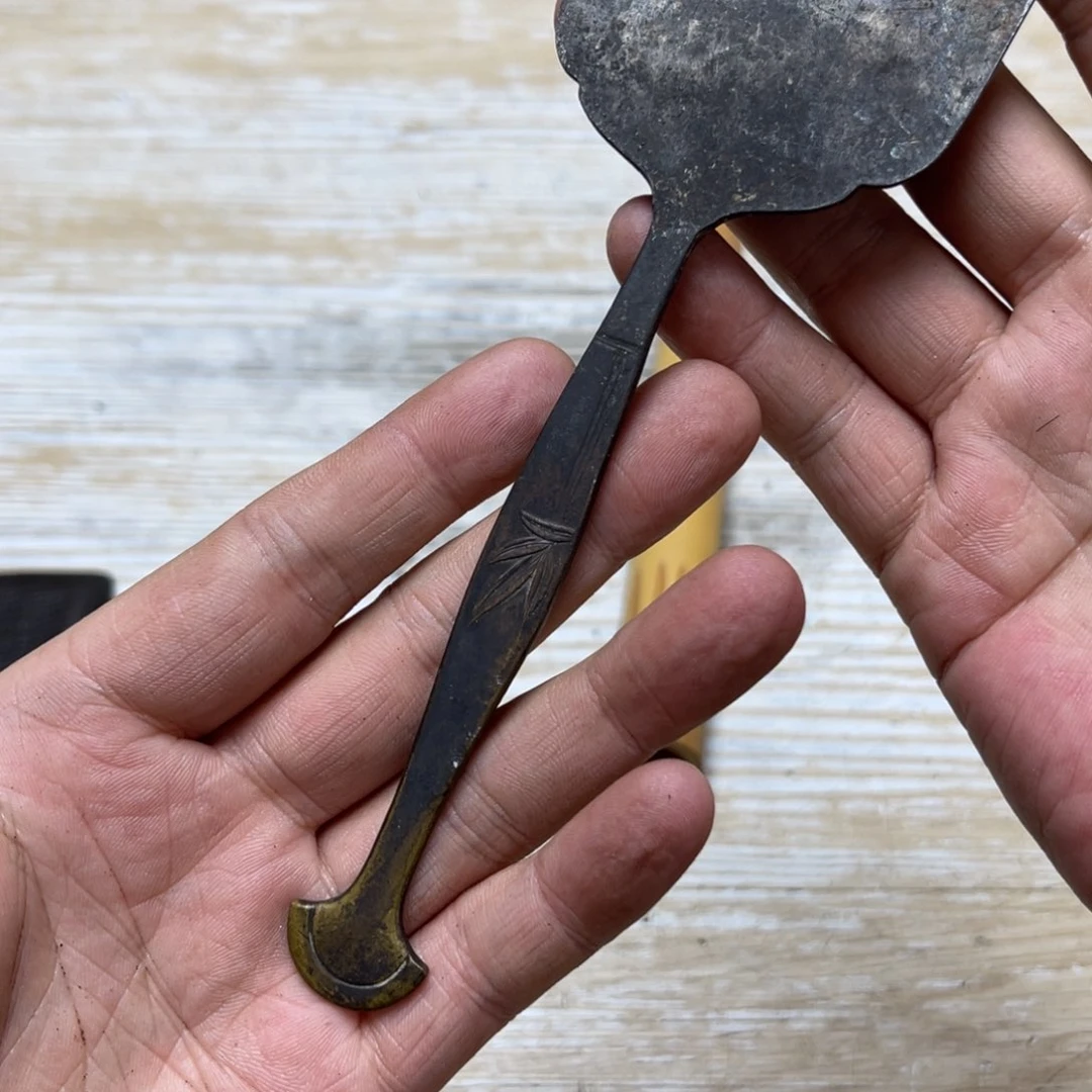 瓷片生****动密密麻麻地排列着