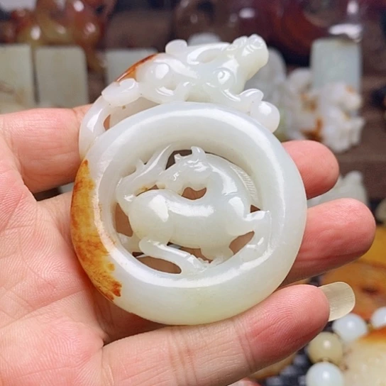 和田玉未镶嵌挂件匿**探