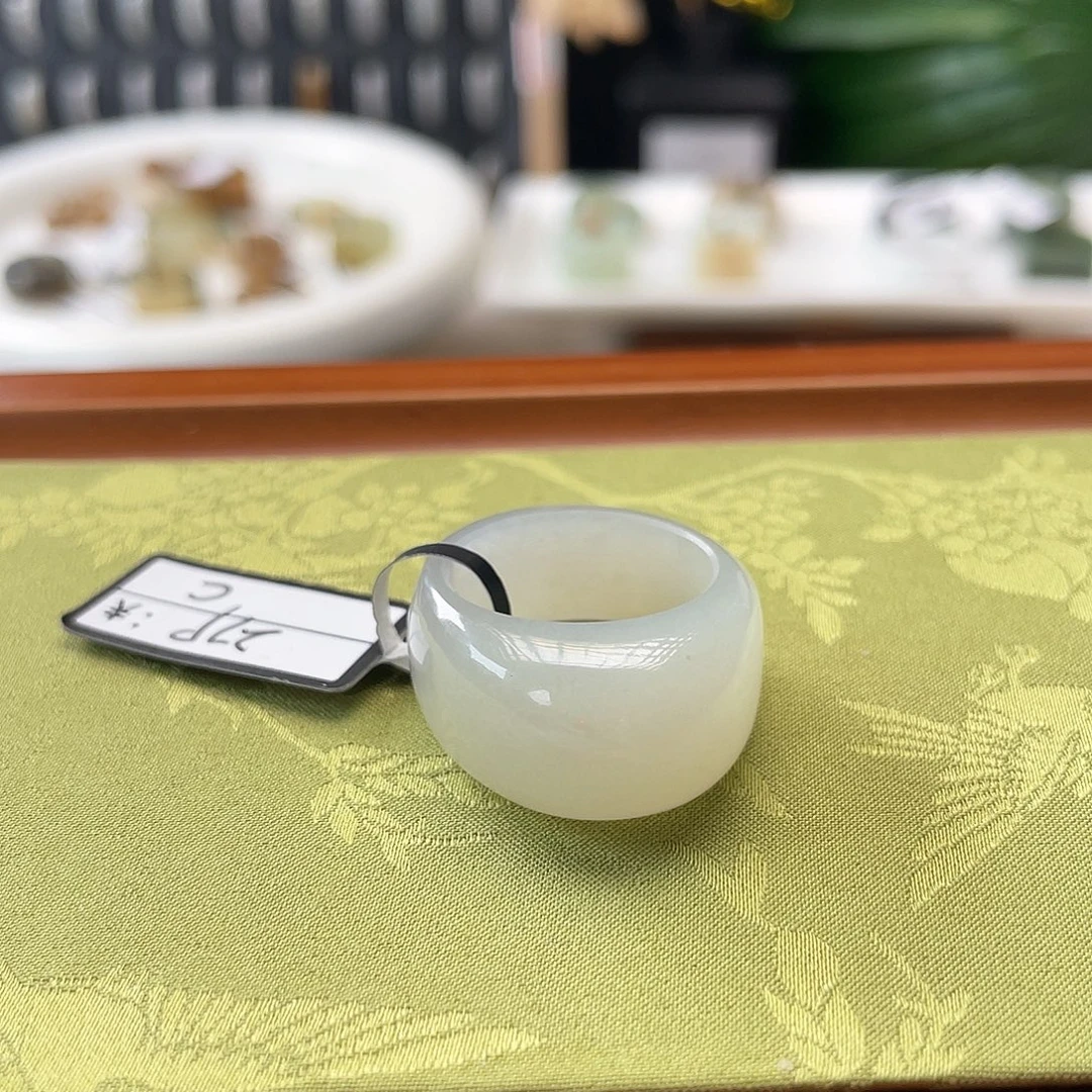 未镶嵌戒指和田玉c5 冰灰馒头18.2