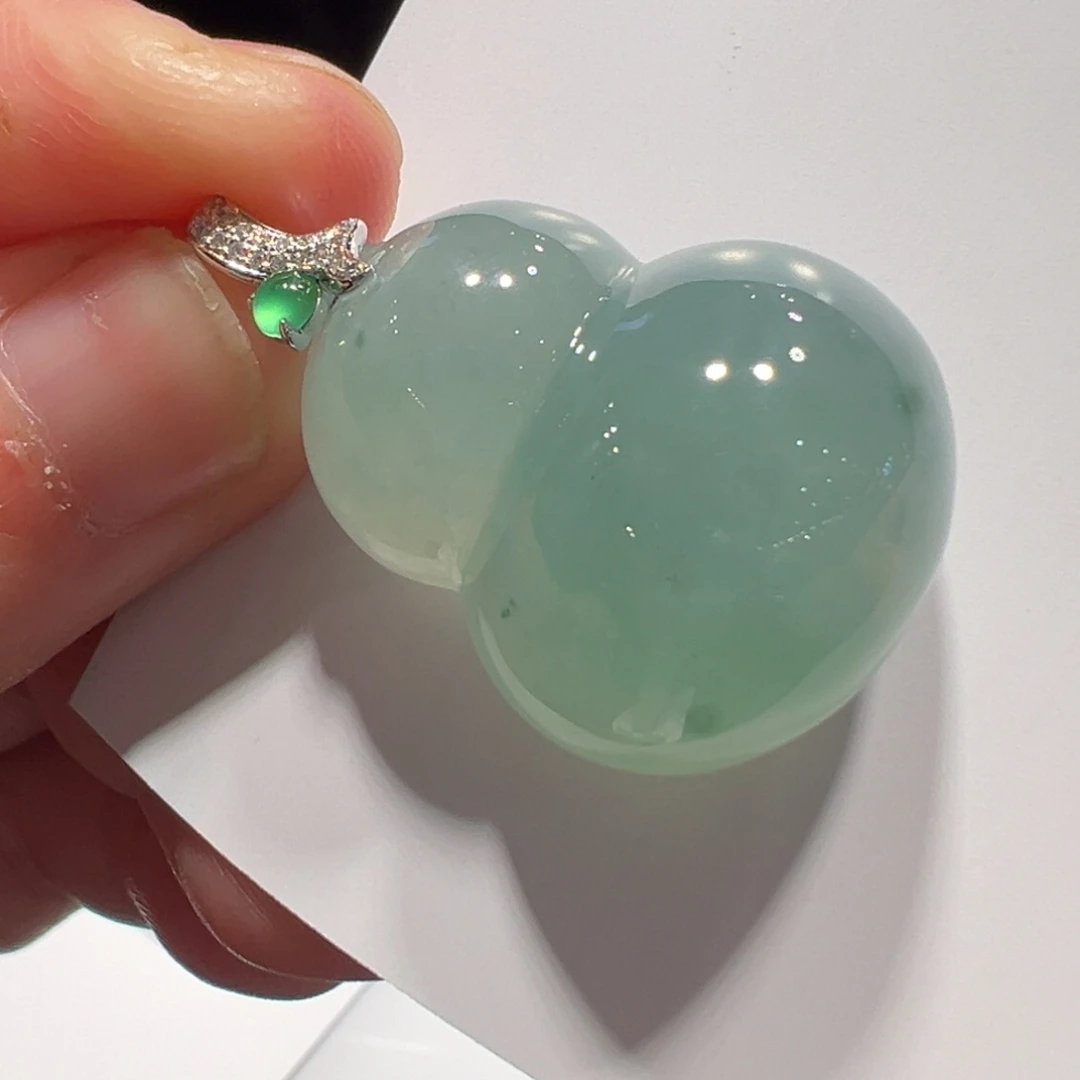 翡翠18K金镶嵌颈饰吊坠