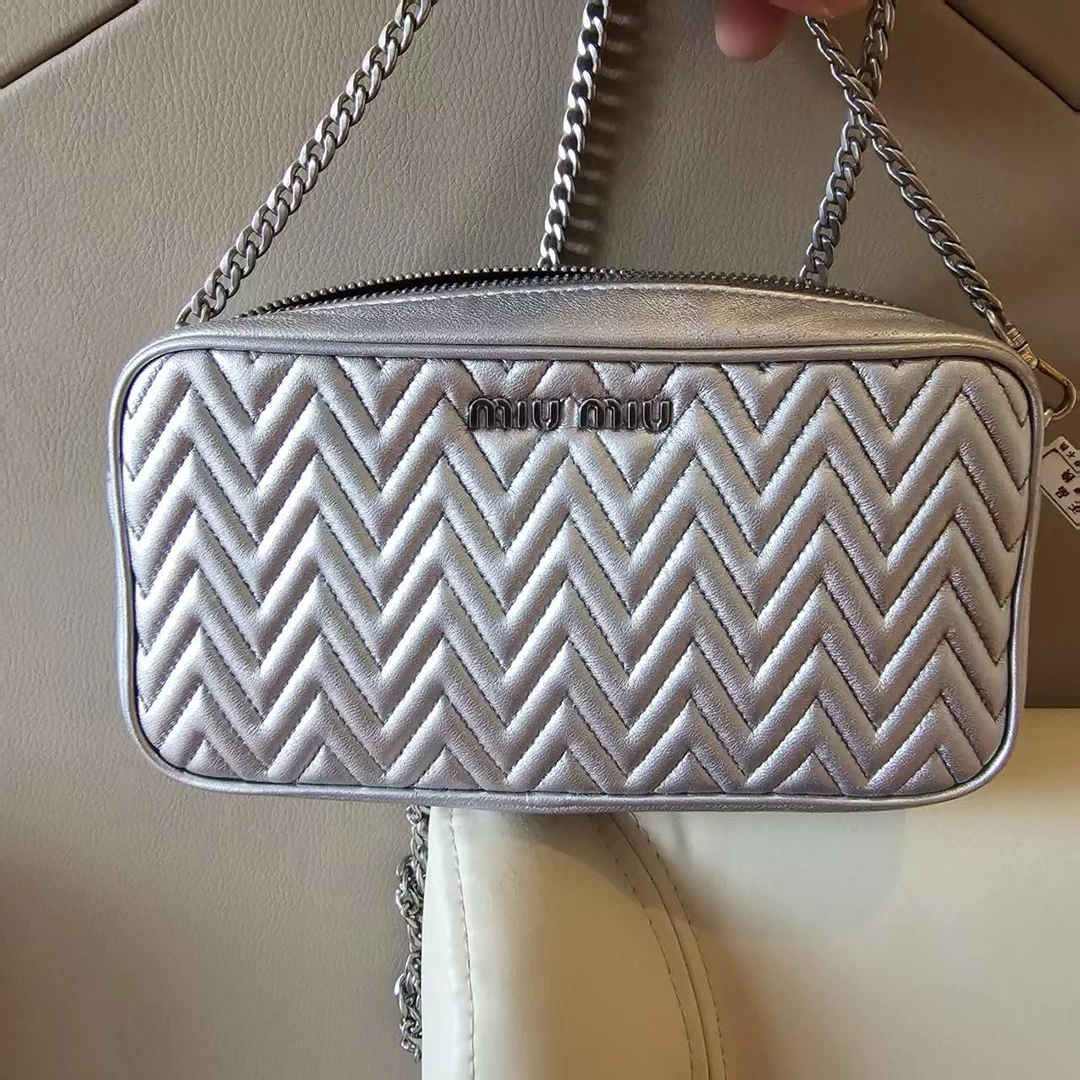95新 MIU MIU/缪缪 珠光相机斜挎包1377 4055