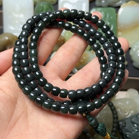 颈饰未镶嵌和田玉龍**人