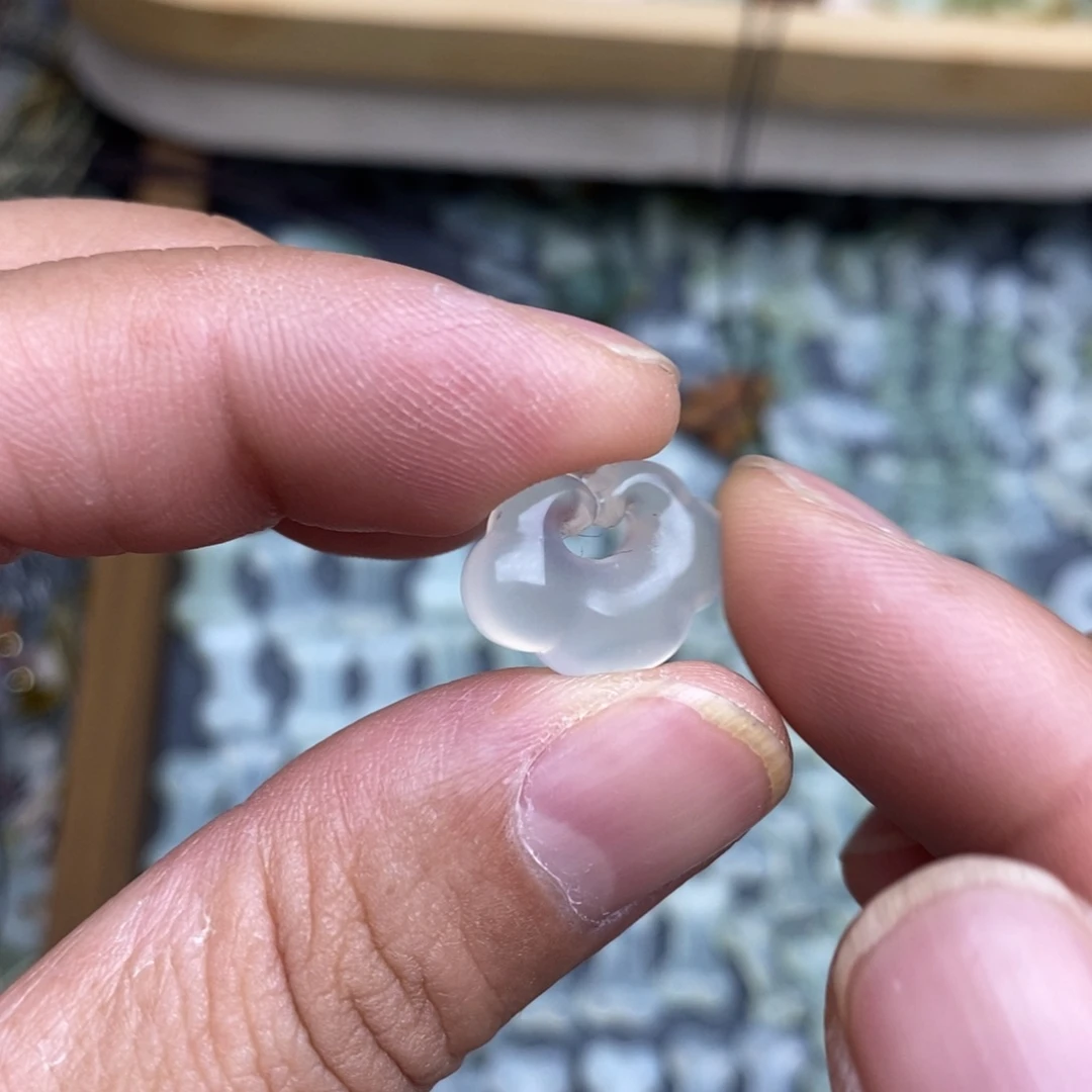 岫玉假一赔十，默认微瑕，不退不换绑好绳子发货未镶嵌