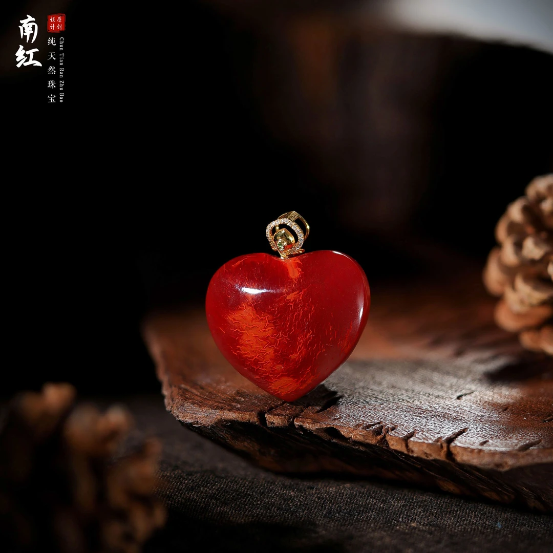 【桃总推荐】18K金镶嵌火焰纹南红爱心吊坠@@DF50928007