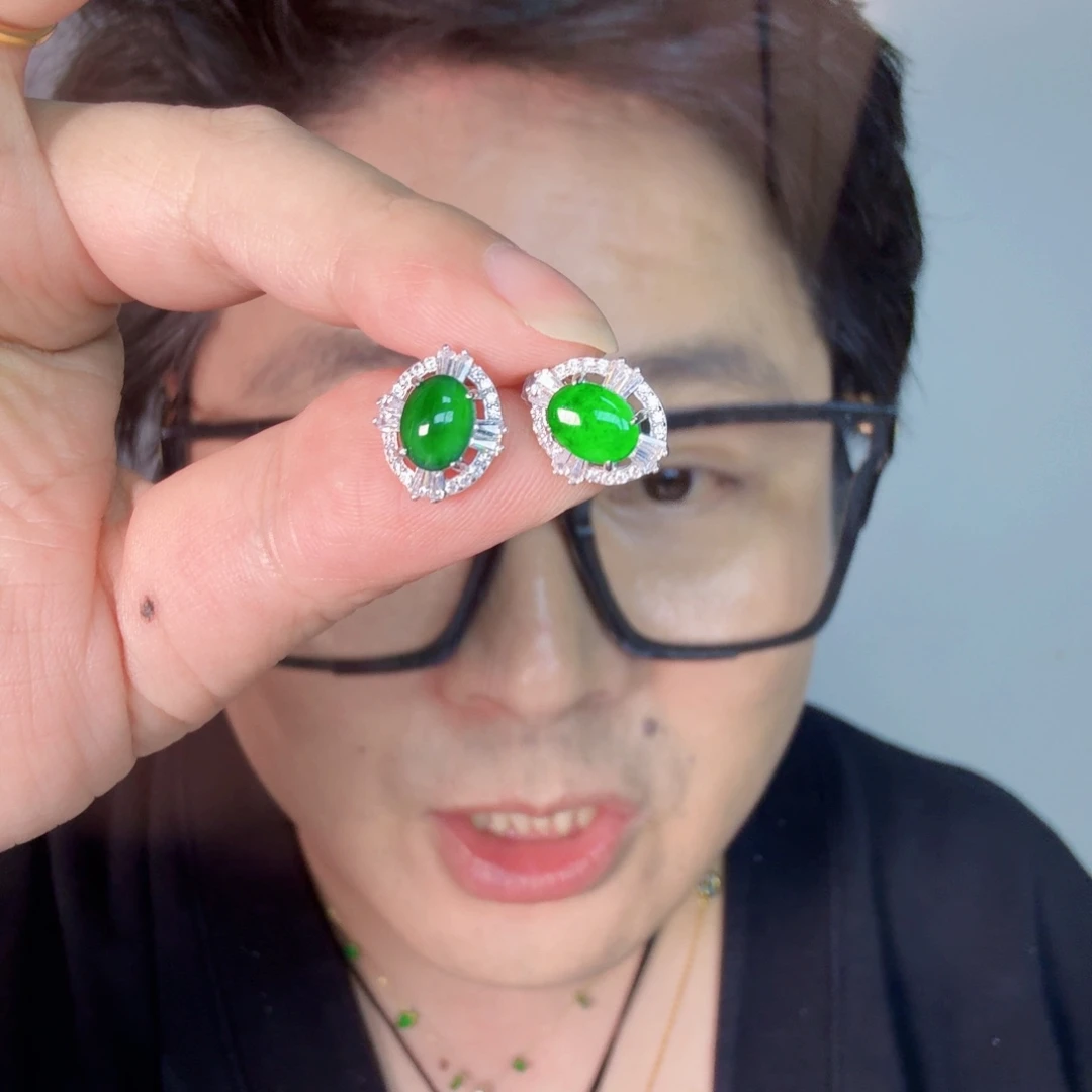 翡翠未镶嵌颈饰一对