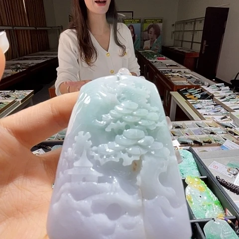 翡翠未镶嵌颈饰一个