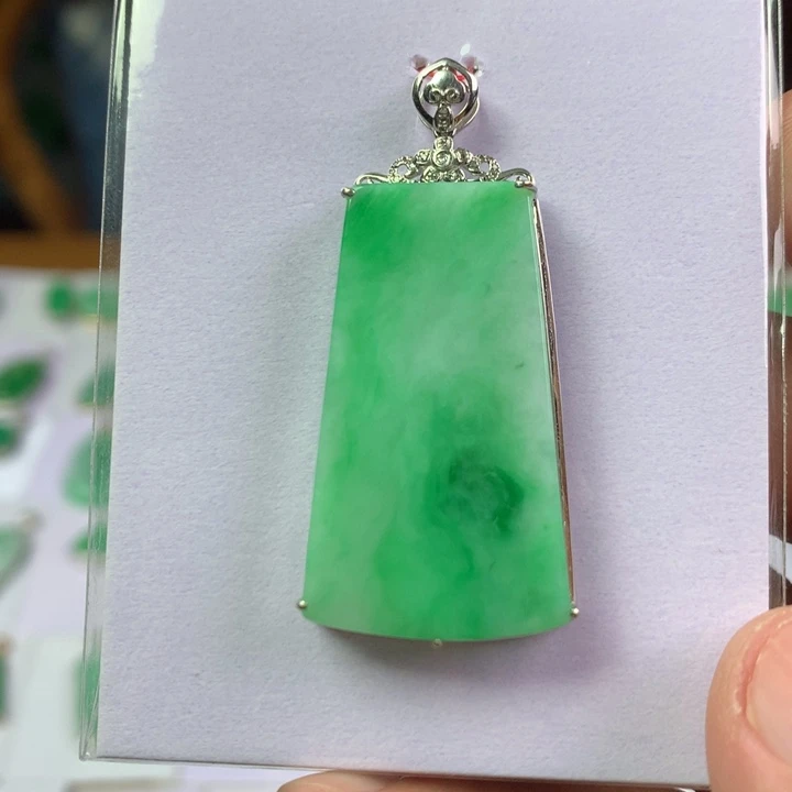 翡翠18K金镶嵌颈饰翡翠