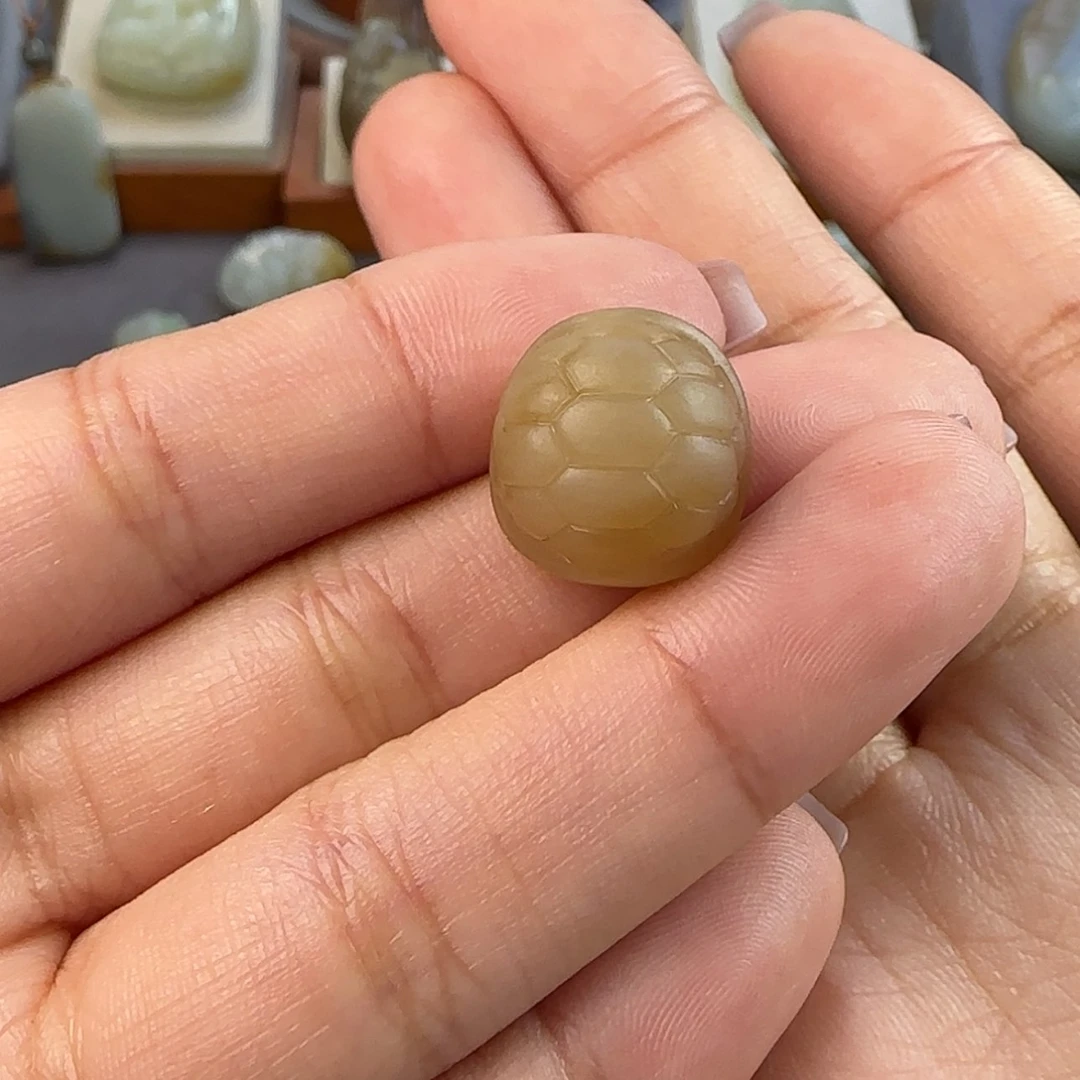 【闪购商品】定制和田玉兜****?富甲天下