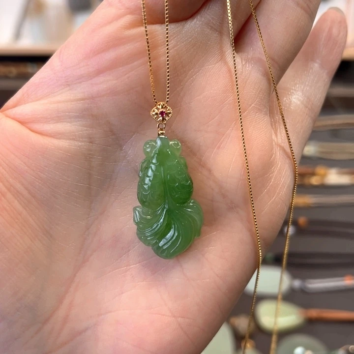 和田玉18K金镶嵌颈饰金鱼