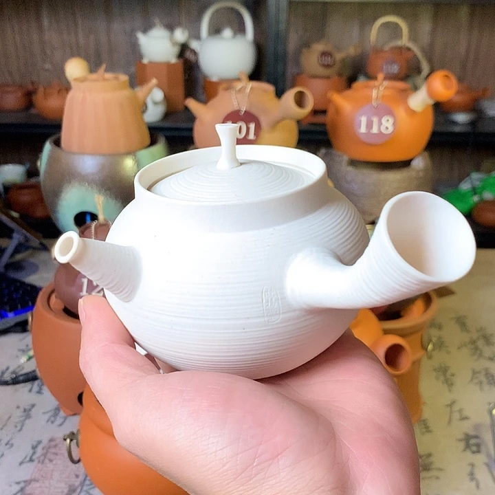 楚***洲梅姐，吉利砂铫壶。白泥。