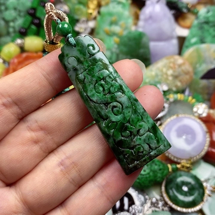 翡翠未镶嵌吊坠(赠链)