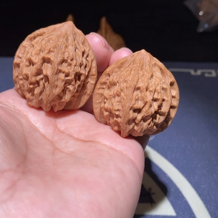 文玩核桃吊坠血灯笼