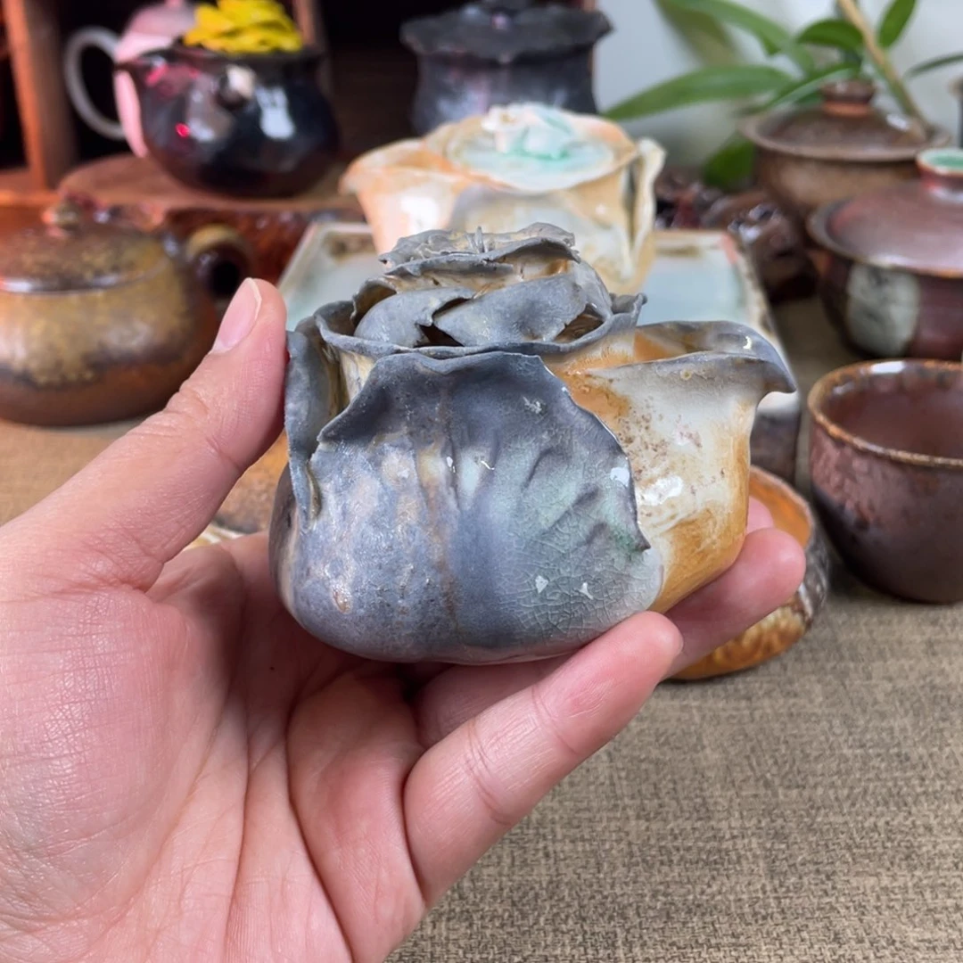 手捏宝瓶。 中白微瑕