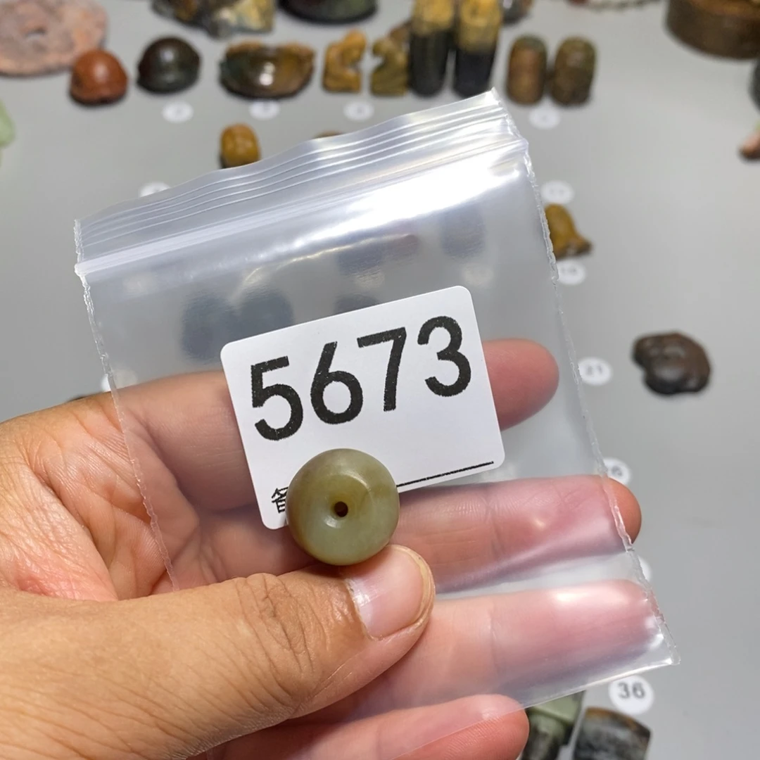 岫岩老玉（透闪石质玉）未镶嵌颈饰冠**奇